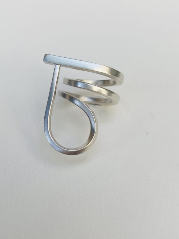 Unik Statement ring i enkelt og grafisk design